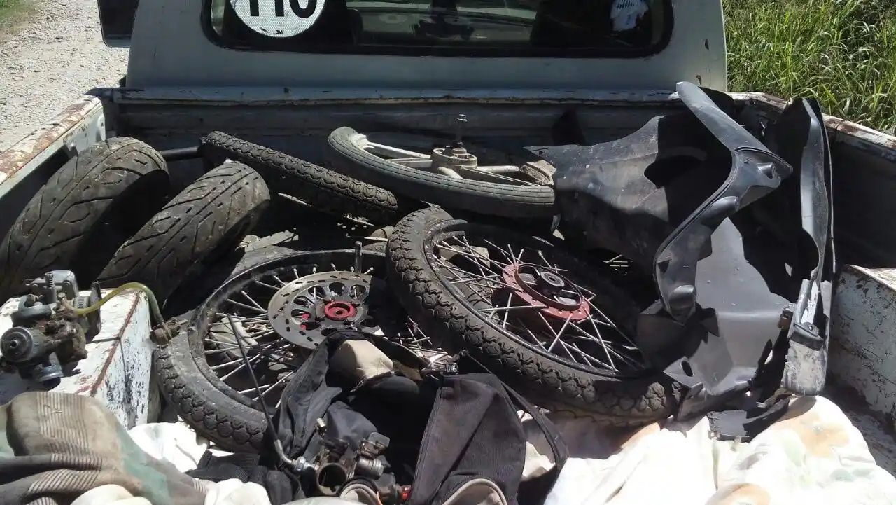 Detienen a tres empleados municipales mientras robaban partes de motos