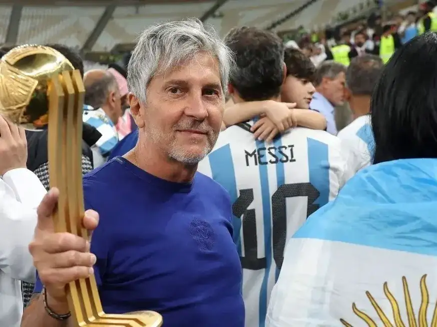 Jorge Messi junto al trofeo de su hijo recibido tras ser elegido como mejor jugador del Mundial Qatar 2022. Crédito: Getty