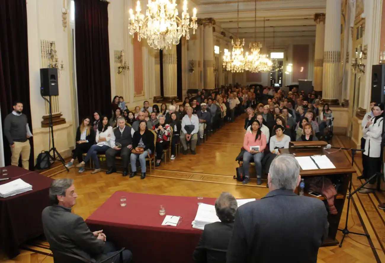 Con gran emoción, 174 familias de distinto  barrios recibieron escrituras 