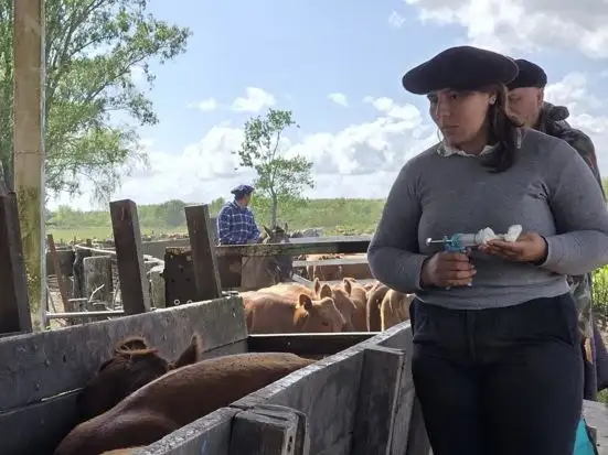 La historia de Alicia Vasin, una de las vacunadoras que lucha contra la Fiebre Aftosa en la provincia