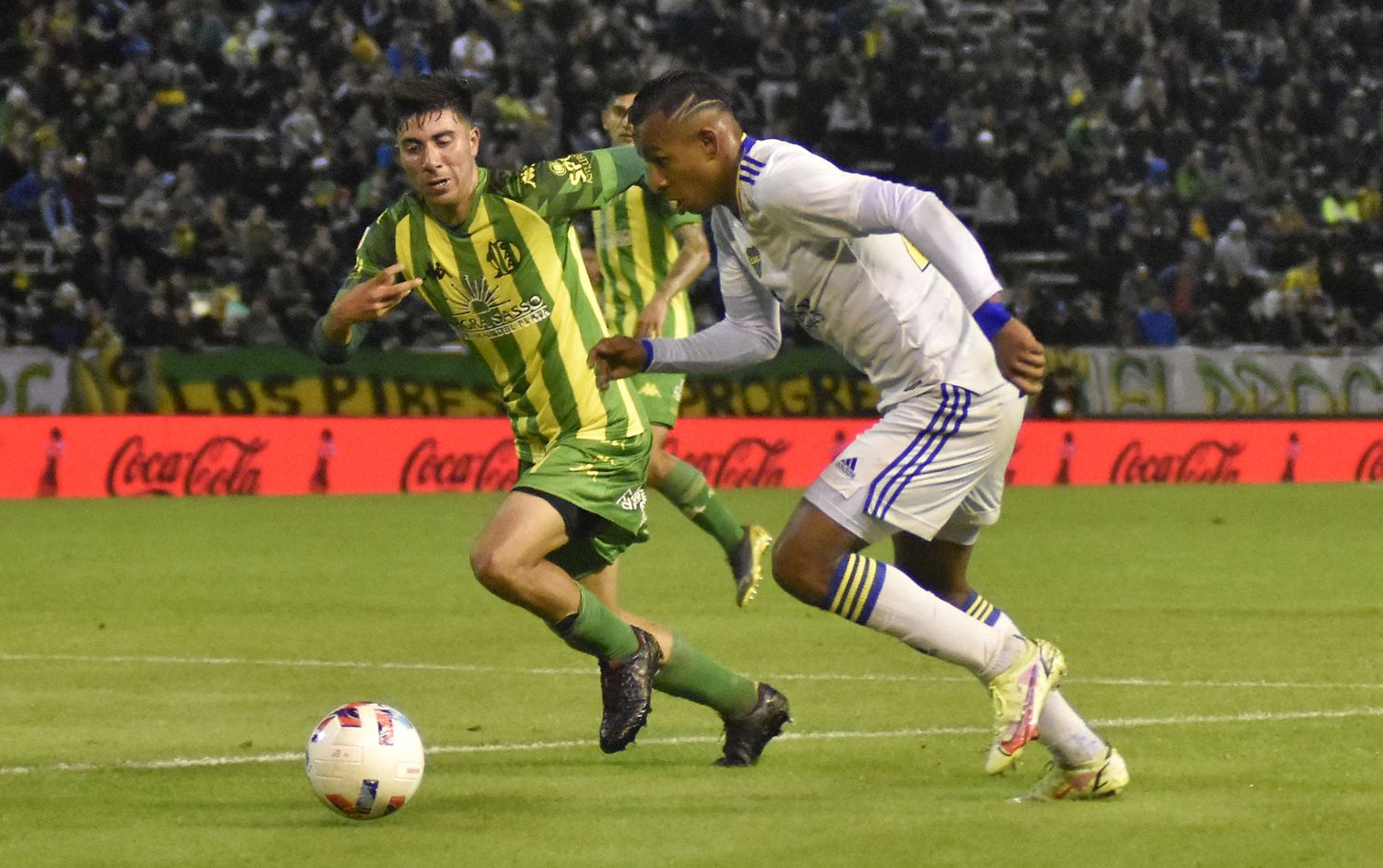 Boca recibe a Sarmiento y el rojo juega en Santiago