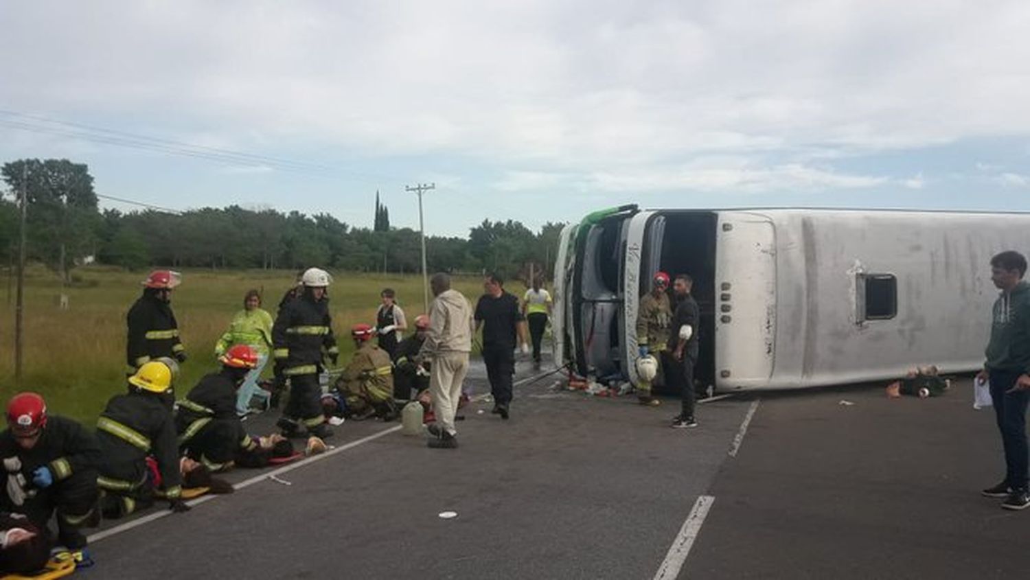 Tragedia en Ruta 2: Volcó un micro con chicos a la altura de Lezama y hay 2 nenas muertas