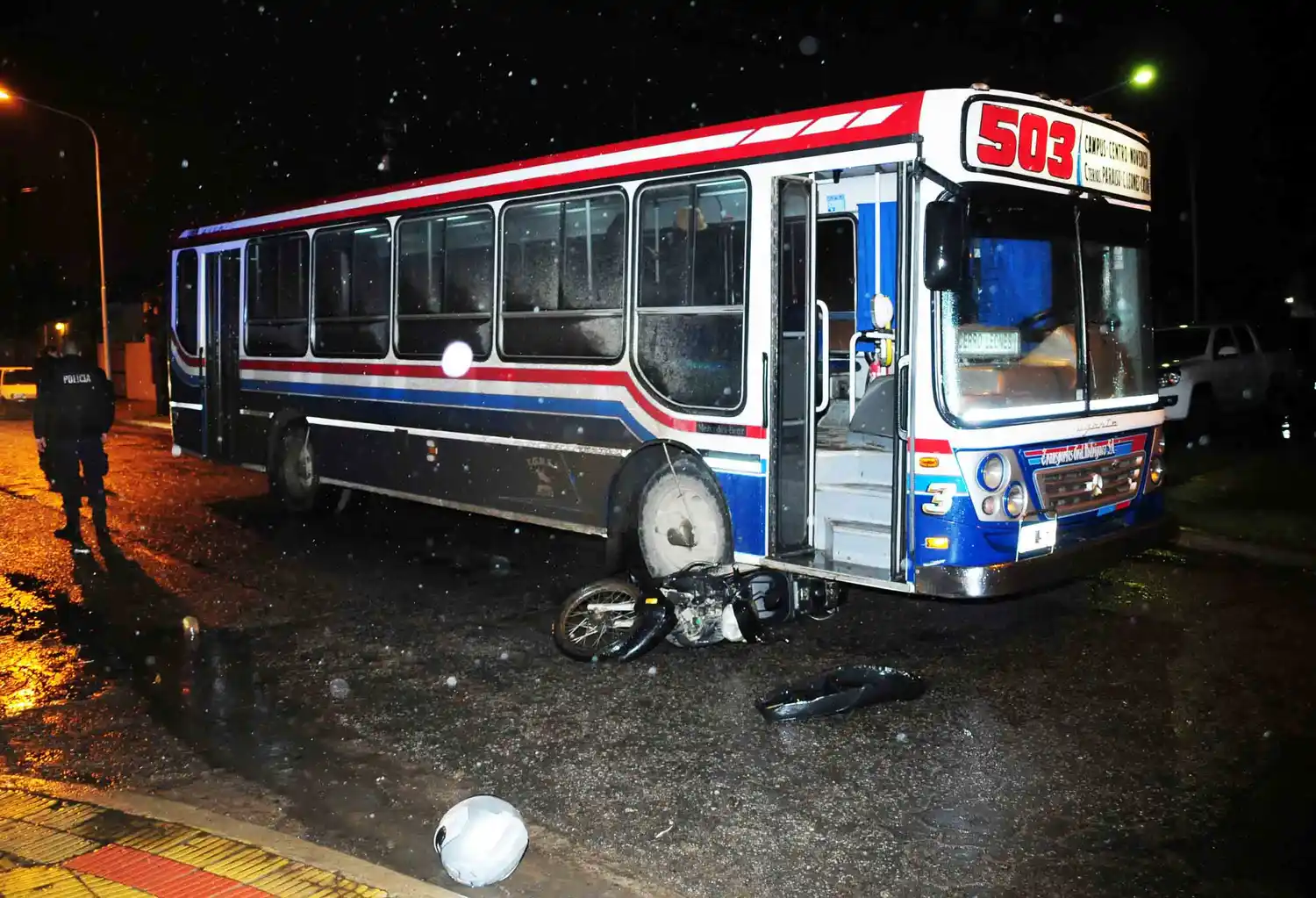 Un menor en moto chocó con un colectivo