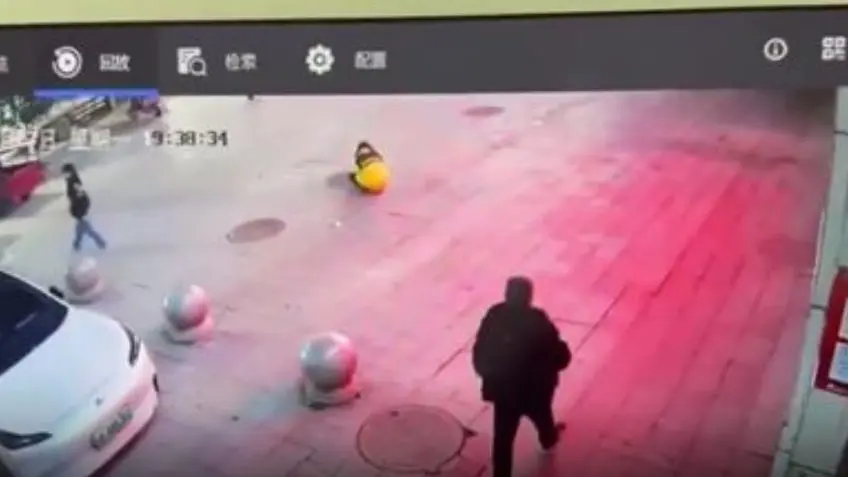 Video: Niña arroja un petardo a una alcantarilla y la violenta explosión la lanza por los aires