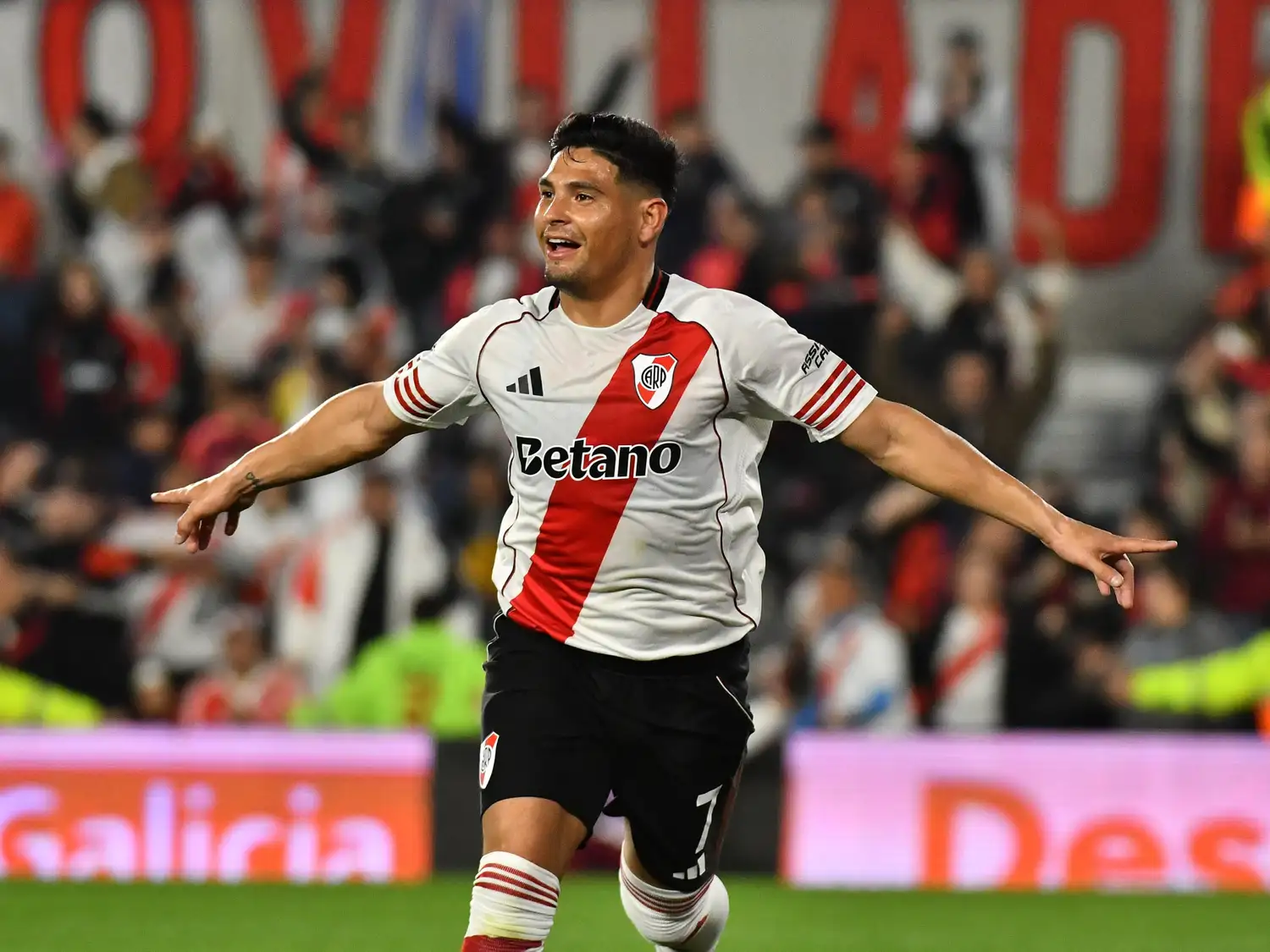 Salas festeja el segundo gol millonario.