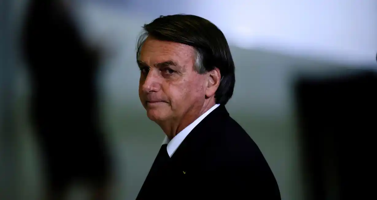 Congelaron las cuentas de Bolsonaro por multas impagas a una semana del juicio electoral