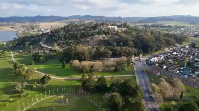 El PARN está ubicado en el Jardín de la Paz.