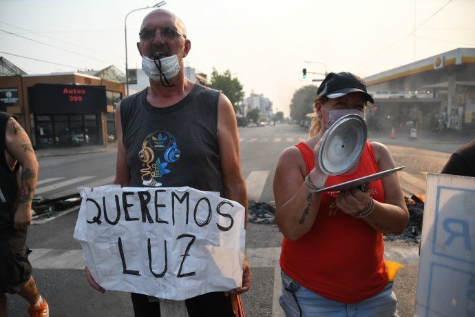 Bajó la temperatura, pero miles de usuarios continúan sin luz en el AMBA