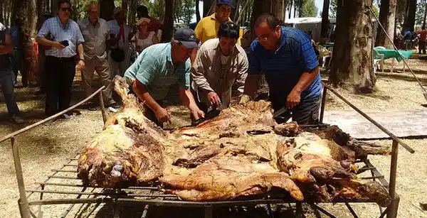 General Pinto: Germania celebra la Fiesta de la Vaquillona asada con cuero