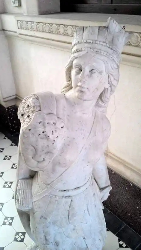 La justicia federal secuestró dos estatuas en el Museo Anadón