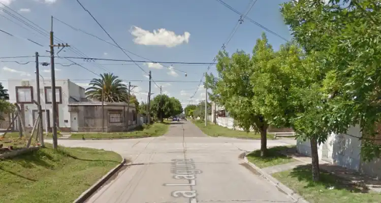 Le robaron en la puerta de su casa mientras charlaba en la vereda con un amigo