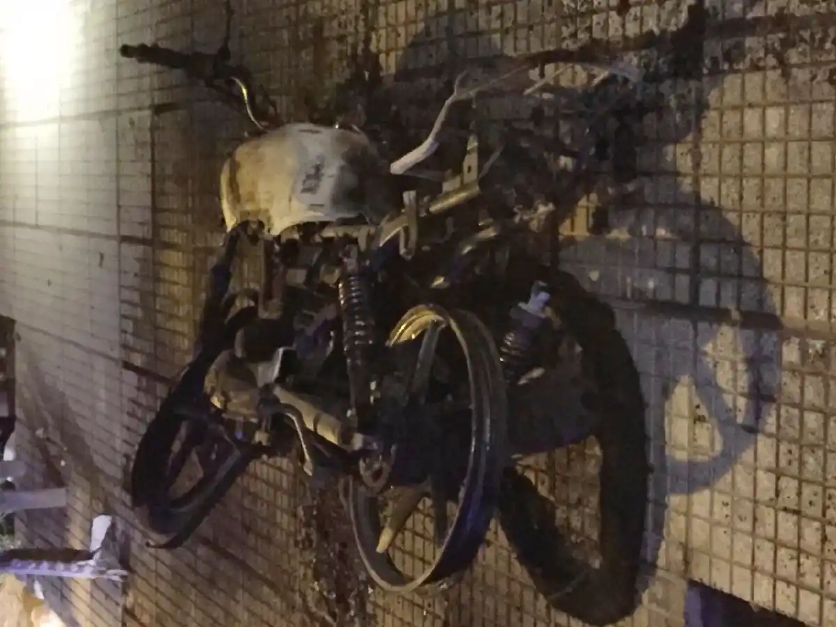 Estacionó la moto en su casa y apareció incendiada