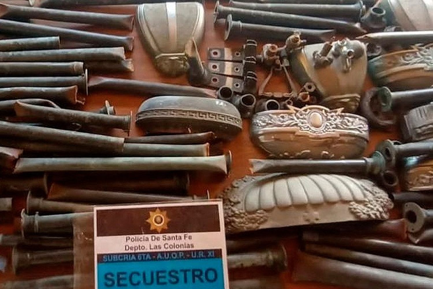 Secuestraron más de 70 kg de bronce robados en un cementerio de la región: había caños, floreros, placas y manijas