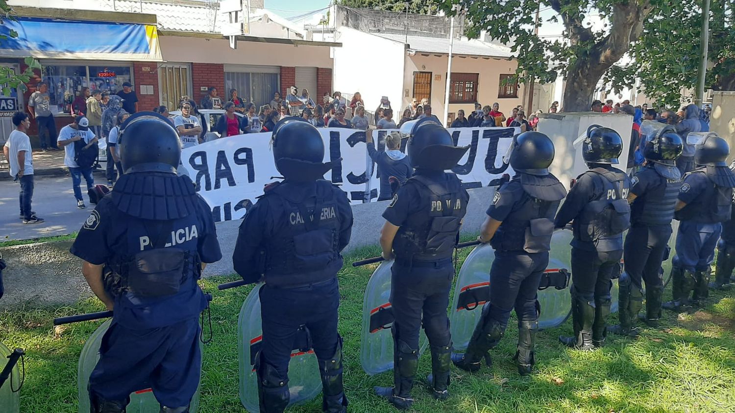 Familiares y allegados a Sebastián Simón marcharon y se manifiestan ante el Juzgado de Garantías