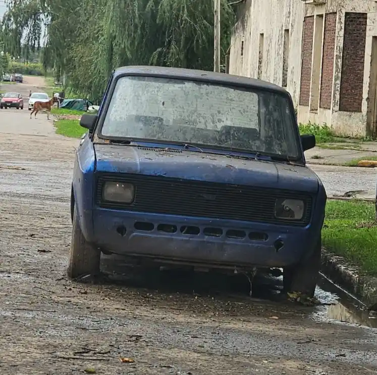 Según Martín este auto está abandonado en ese lugar desde hace dos años. Pide que intervenga la Dirección de Tránsito.