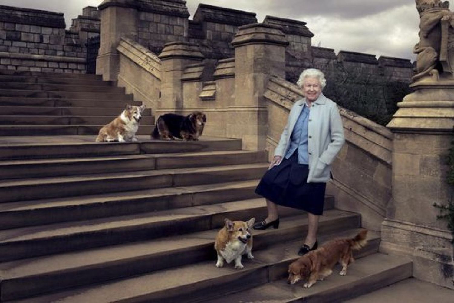 La Reina Isabel II junto a sus perros: dos corgis y dos dorgis. (Archivo)