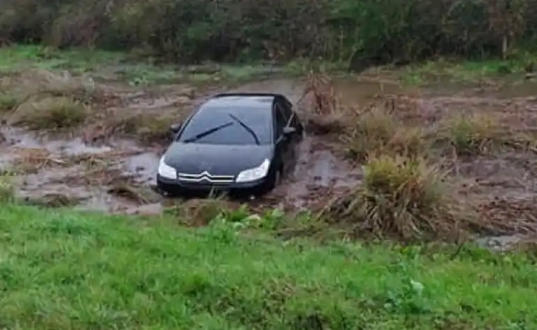 Un auto despistó y terminó cayendo en la banquina del lado contrario