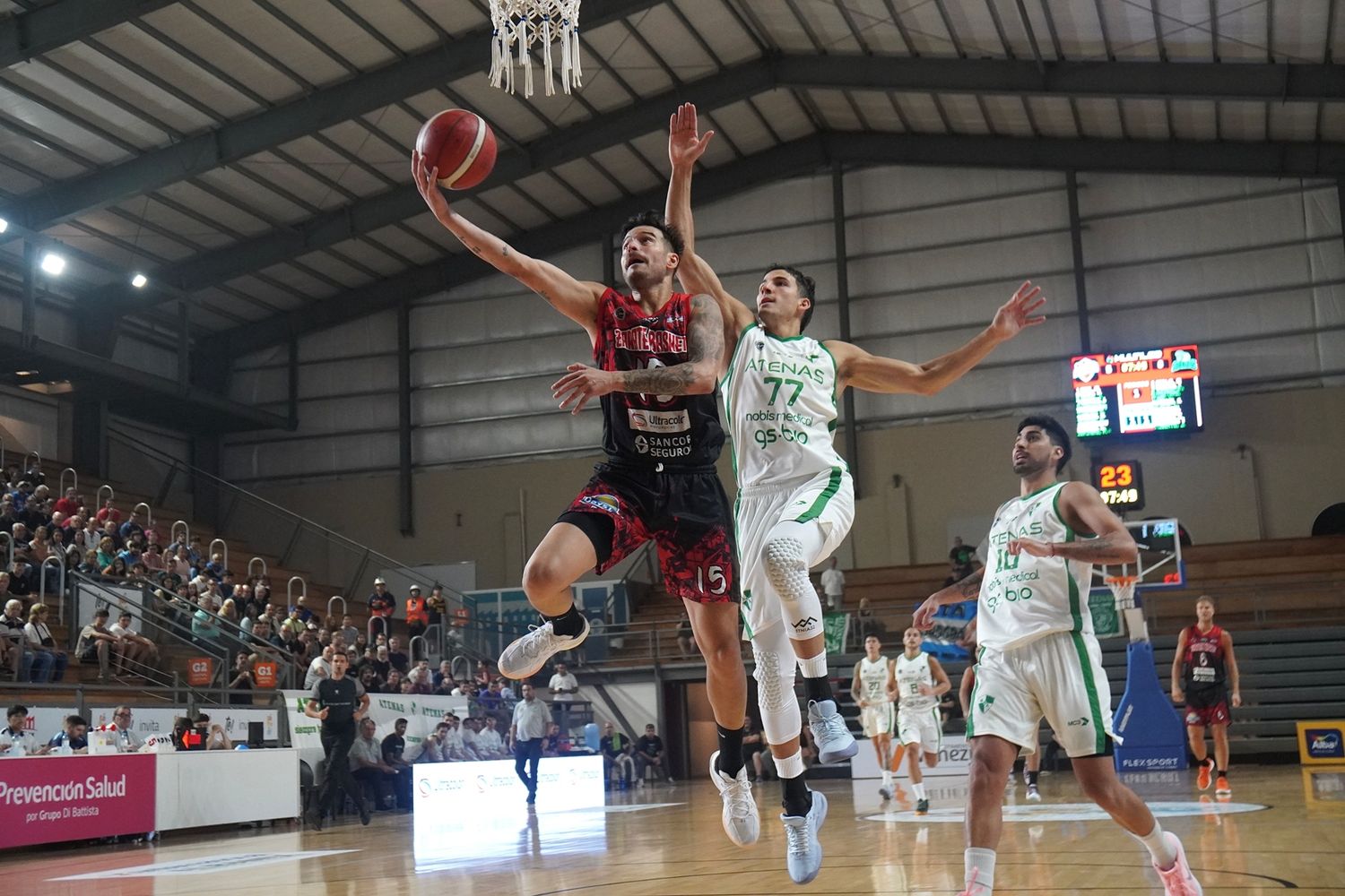 Selem Safar yendo al aro en uno de los partidos que disputó con Zárate Basket. (Foto: Prensa Zárate Basket)
