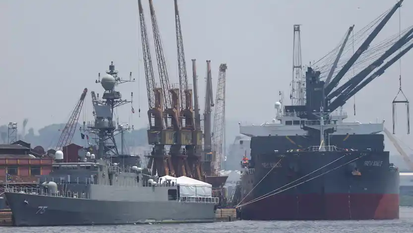 La Marina de Sri Lanka rescató a 35 personas de un buque de guerra iraní que se hundió cerca de sus costas (Foto: REUTERS/ARCHIVO).