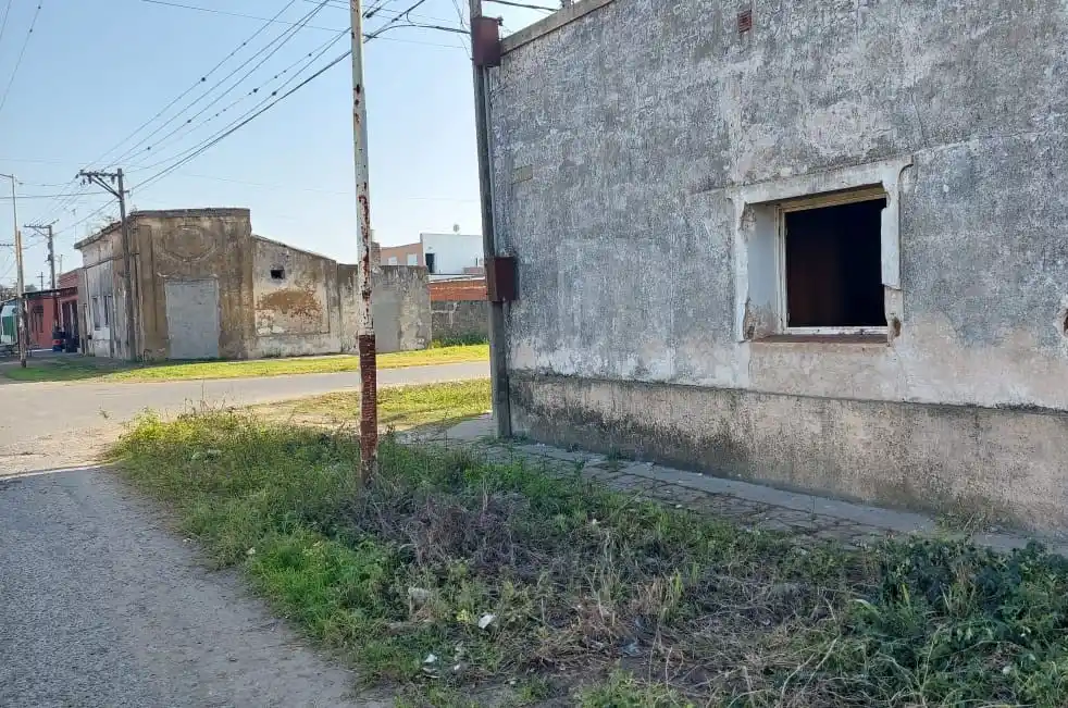 Expulsaron a una familia a una cuadra de la casa abandonada de Saavedra y Manuel Iglesias.