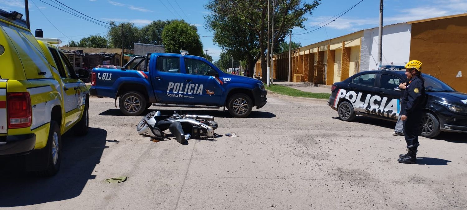 La pick up impactó contra la moto en Urquiza y Salvadores.