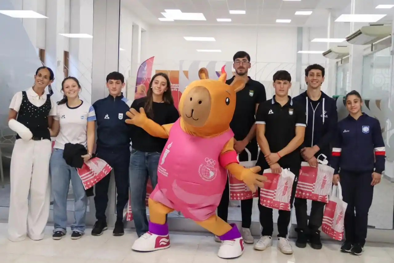Entregan becas a destacados deportistas santafesinos que competirán en los Odesur