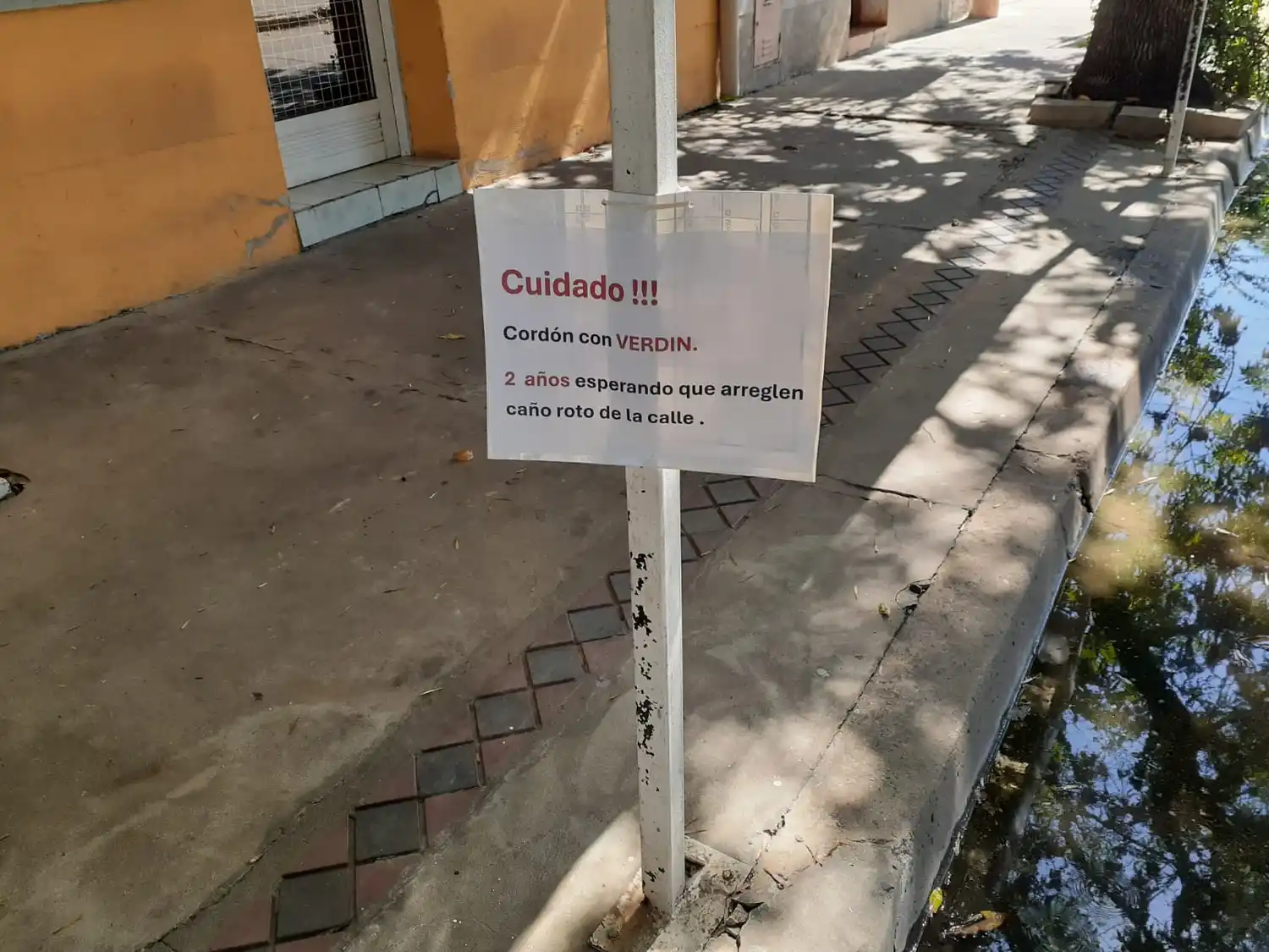 Vecinos colocaron un cartel por un caño roto en Hipólito Irigoyen