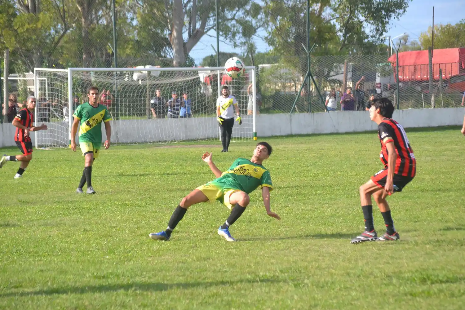 Un atractivo amistoso protagonizaron el pasado domingo Urquiza y Gualeguay Central. Ambos elencos se mostraron muy bien físicamente y con intenciones de jugar buen fútbol y creemos que serán grandes protagonistas del venidero Oficial de la Liga.
