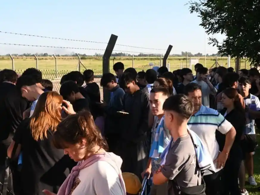 Hinchas esperan en el aeropuerto de Sauce Viejo para ver el arribo de Messi y su familia.Foto:F,Raina