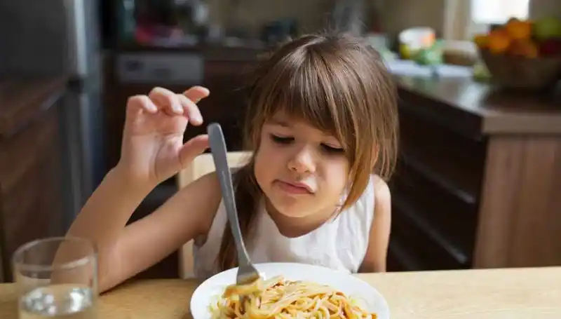 Alergia alimentaria infantil: un gran estudio identifica los factores del primer año que más aumentan el riesgo.