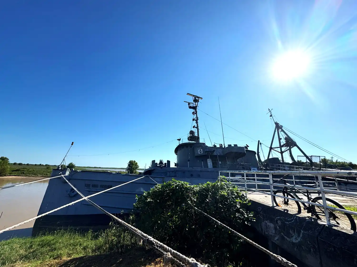 Así estaba el buque museo este martes por la mañana, mientras trabajaban para retirar el agua.