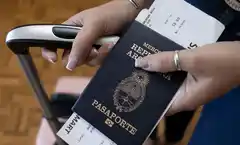 Piden devolver una serie de pasaportes por una falla invisible en la tinta