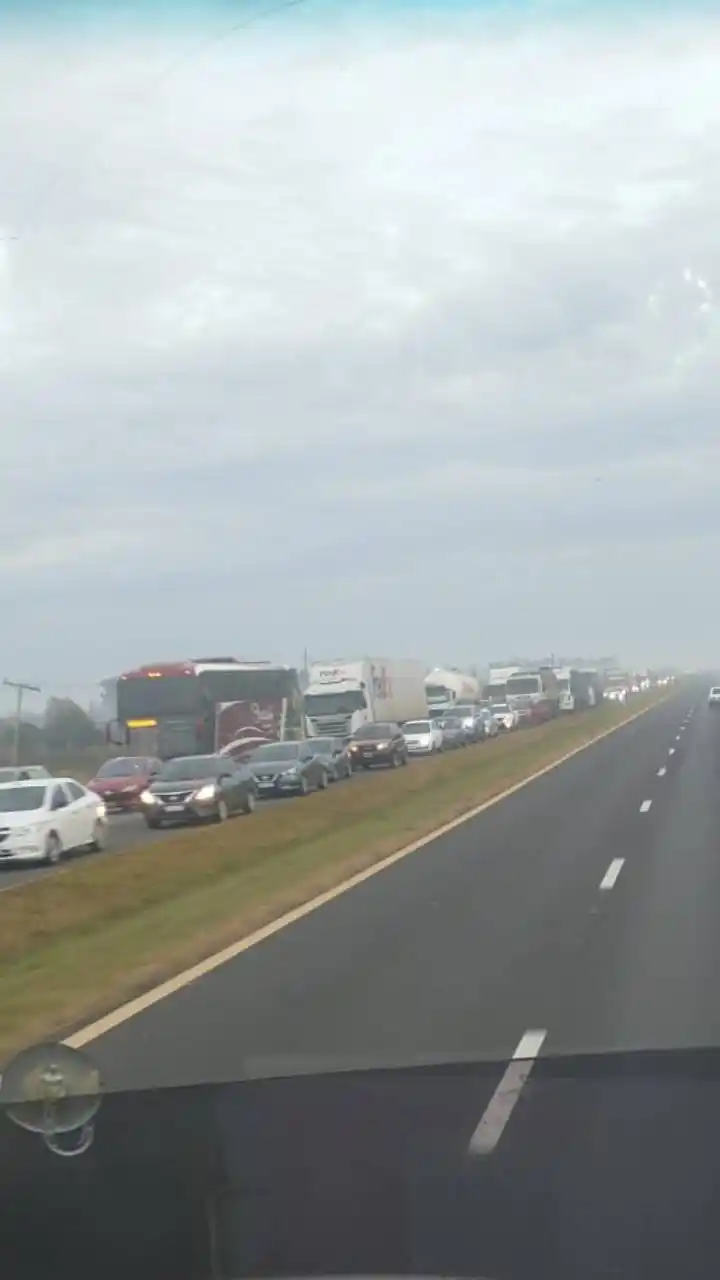 Chocan siete vehículos por la intensa niebla en puente Zárate- Brazo Largo