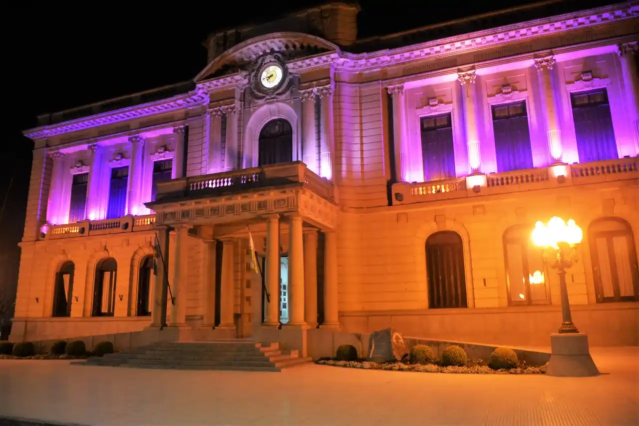 El Palacio Municipal se ilumina de color magenta por el Día Mundial contra la Trata de Personas