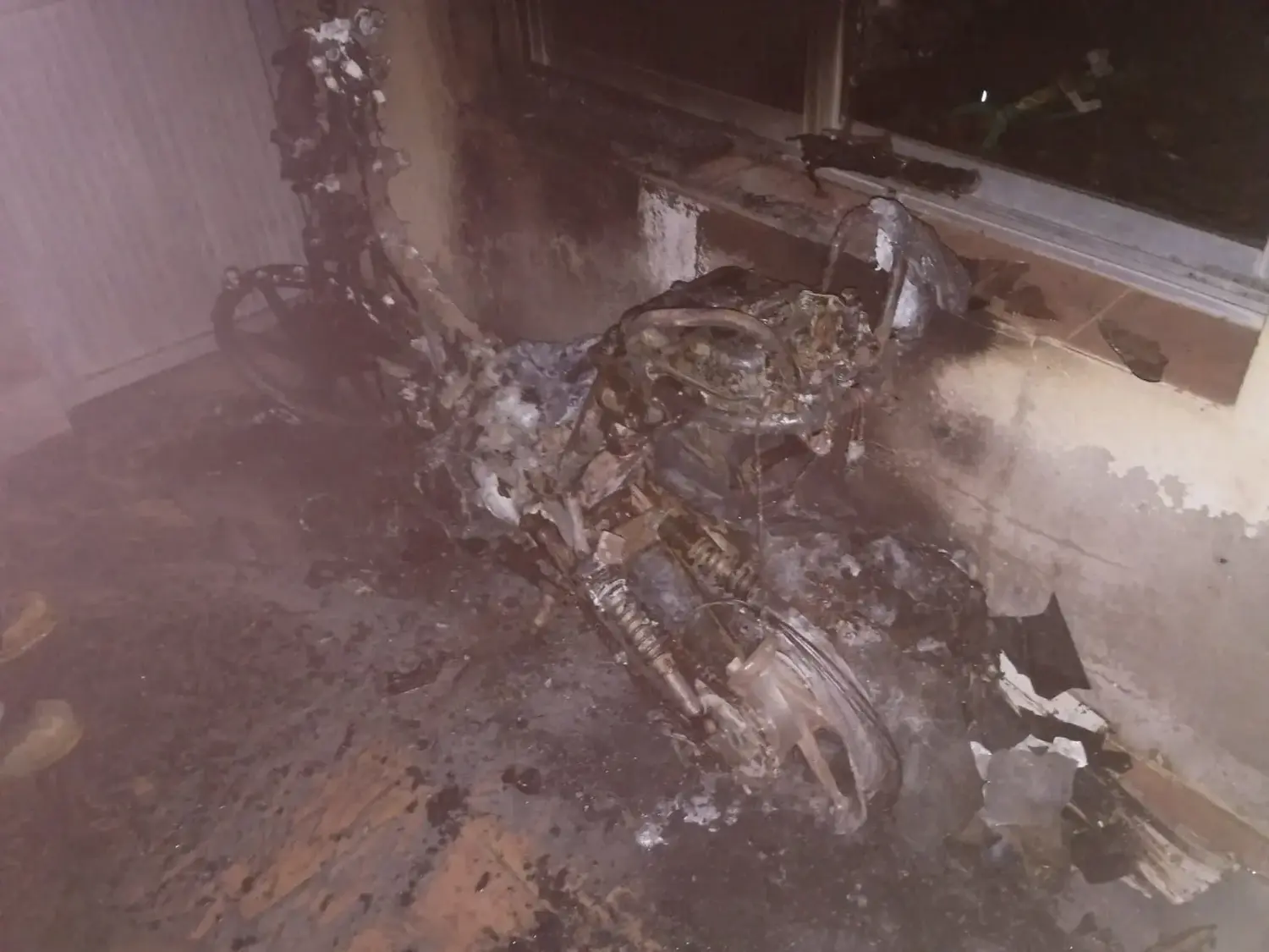 Una moto se incendió misteriosamente y causó destrozos en el interior de una casa