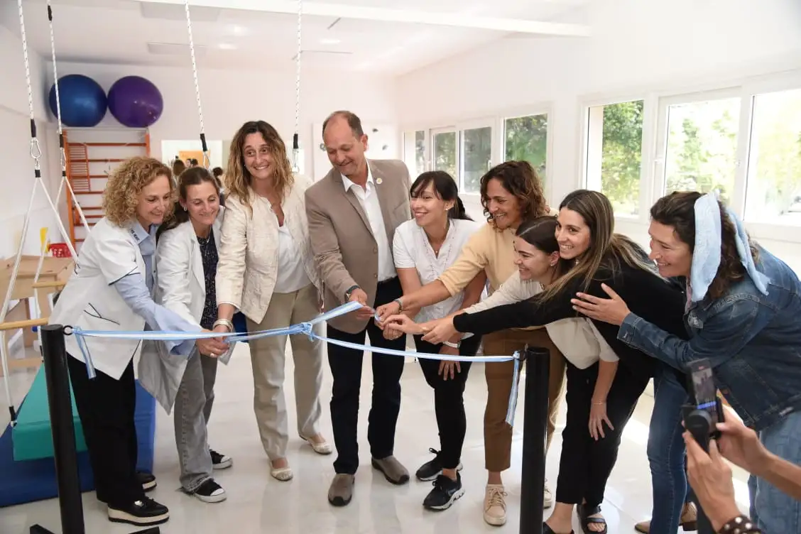 Autoridades, integrantes de la Fundación y el Equipo de Desarrollo Infantil (EDI), en el corte de cintas.