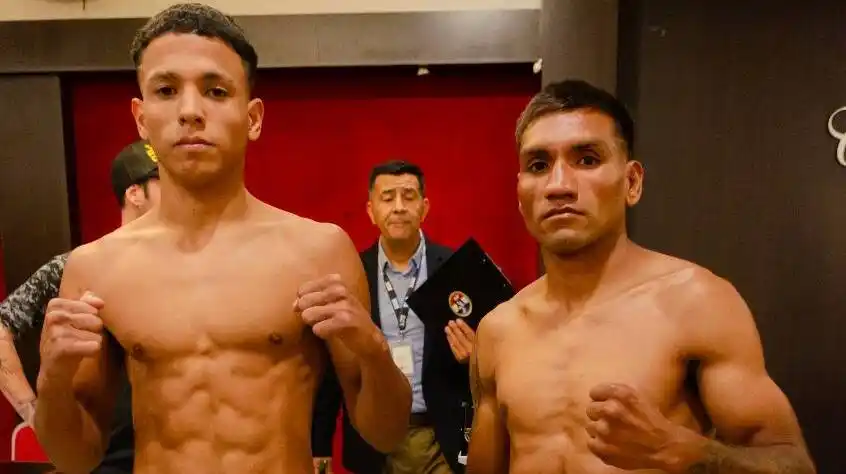 Máximo junto a su rival durante el pesaje