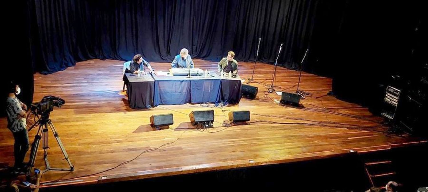 Gran cantidad de público en la presentación
de Alejandro Dolina en el Teatro de la Ciudad