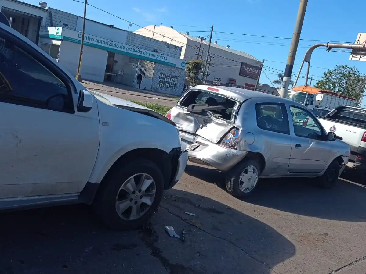 Triple choque en Champagnat y 25 de Mayo: una mujer fue hospitalizada