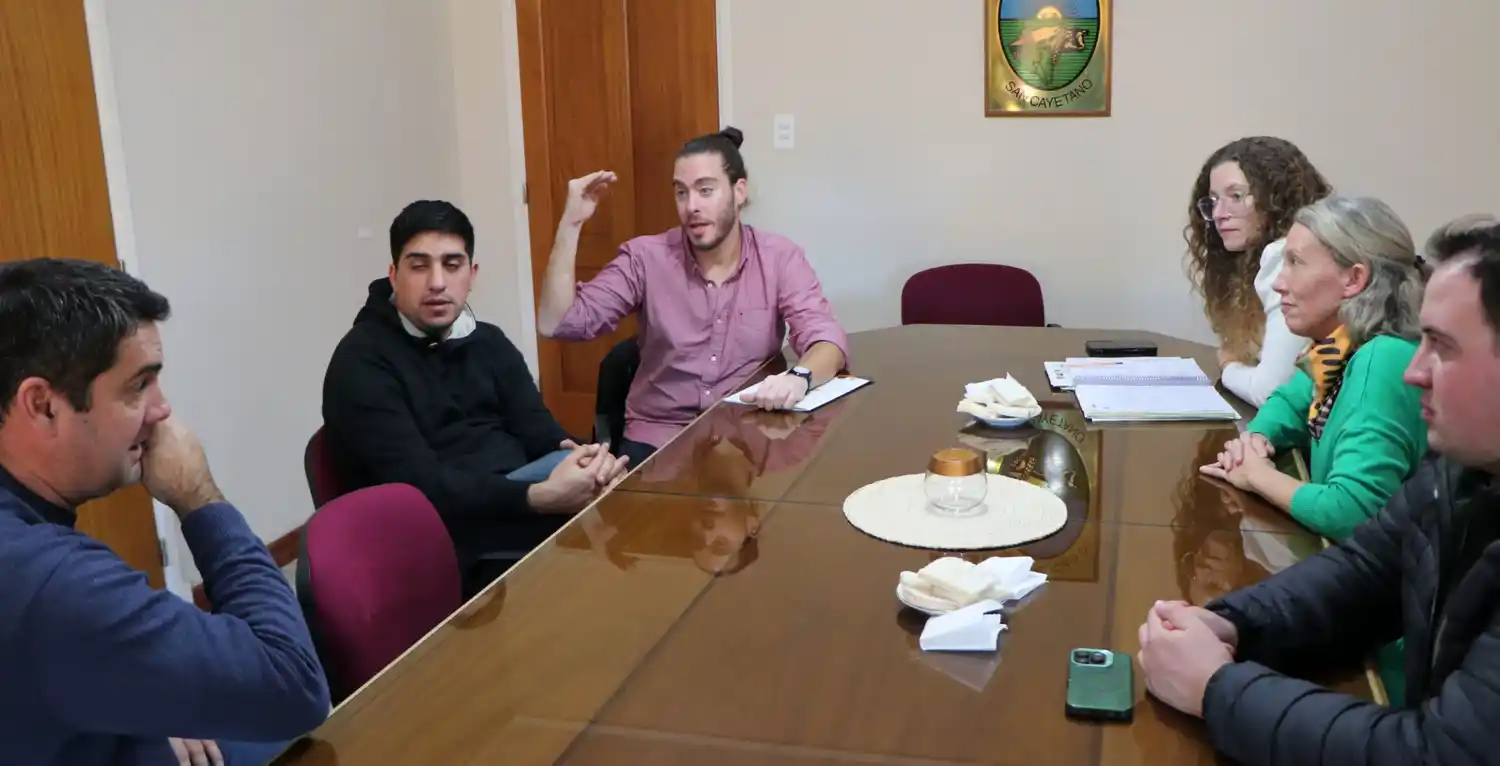 Funcionarios bonaerenses junto a integrantes del equipo de gobierno de San Cayetano