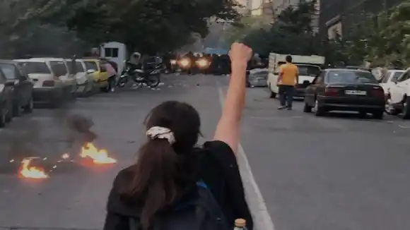 ¡IRANÍES CONTRA EL RÉGIMEN! Hay 36 muertos y las protestas no cesan