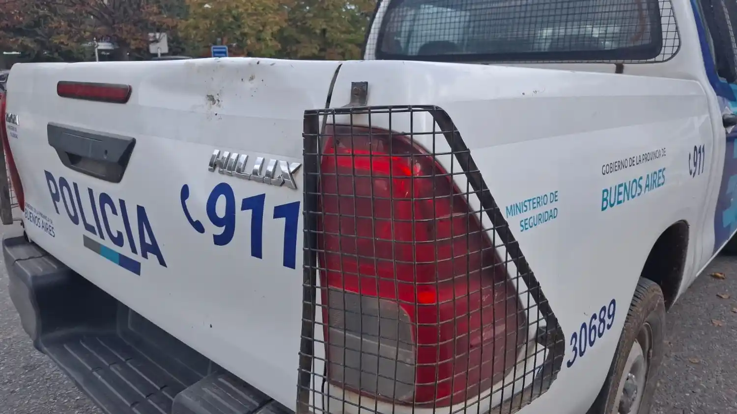 Uno de los vehículos. Que resultó con abolladuras tras el ataque en calles 90 y 79