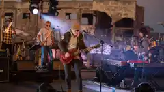 El Indio Solari sorprende con dos estrenos en masivo show virtual de su banda acompañante