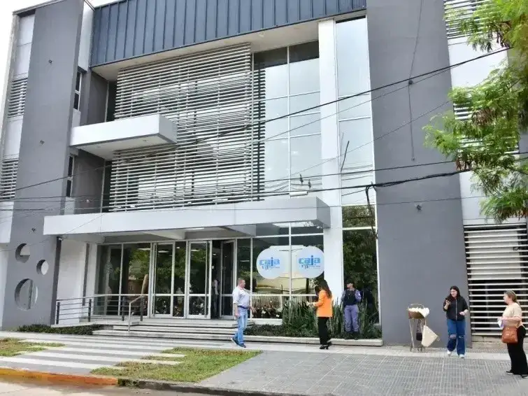 Fachada del edificio de la Caja de Previsión Social de Formosa, donde se observa el movimiento habitual de personas en el acceso principal durante la jornada en la que no hay atención al público por el aniversario de la institución provincial.