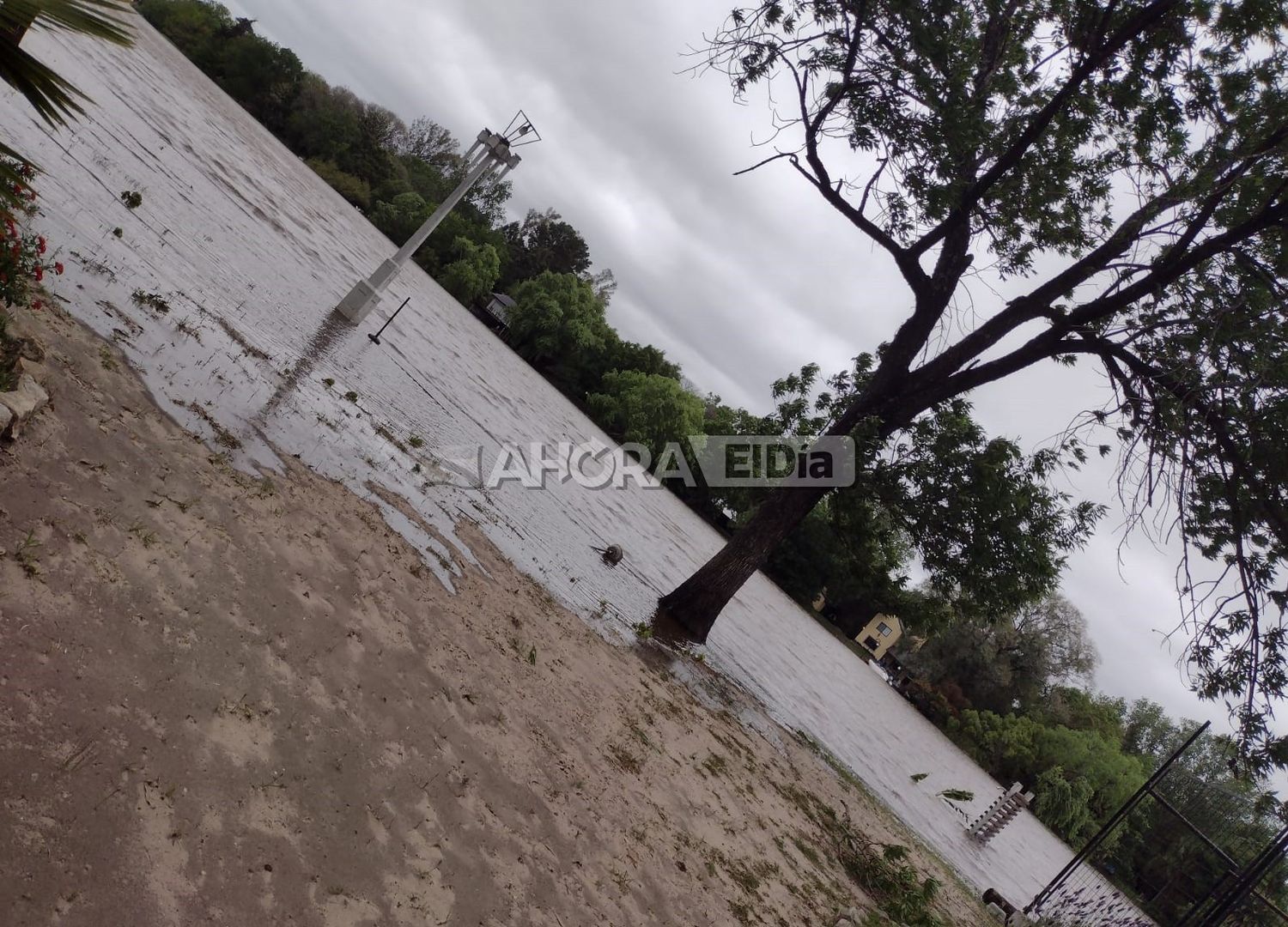 El río sigue creciendo y desbordó en algunos sectores del Parque Unzué