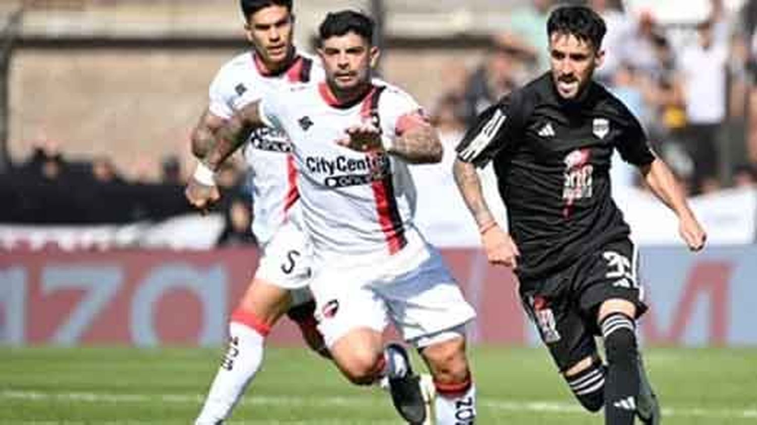 Con uno menos, Riestra le sacó el triunfo a Newell’s en un partidazo