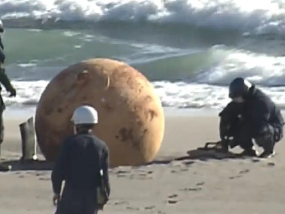 Apareció una esfera gigante en la costa japonesa: las autoridades tratan de determinar su origen