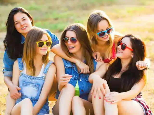 Las mujeres y los hombres no cuidan igual a sus amigos