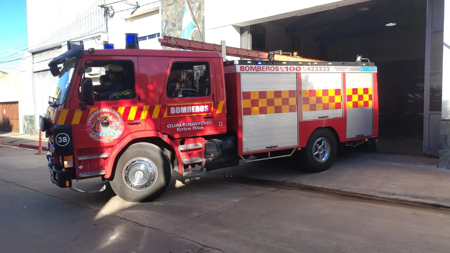 Se incendió un auto Ford Ka en el centro de la ciudad: los bomberos actuaron de inmediato