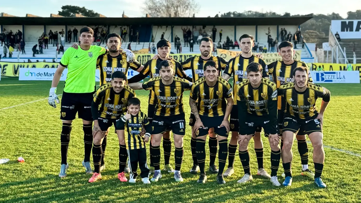 Los titulares del aurinegro. Moris, Lucero, Ferrari, Romat, Ijurco y Benítez. Sosa, Pérez, Di Carlo, Devesa e Igartúa. (Foto de prensa Santamarina).